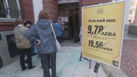 Опашки от чакащи пред Народния театър заради намалени билети, както и в евро