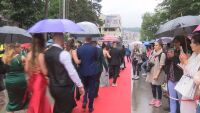 По червен килим и с аплодисменти: Велико Търново изпрати първите абитуриенти