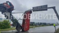 Като ракета, насочена към небето: Кабината на камион е на три метра над магистрала „Тракия“ (СНИМКИ)