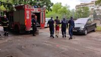 Екшън в Русе: 30-годишен мъж се заключи в жилището си и го запали (СНИМКИ)