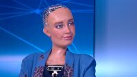 Ексклузивно в главната роля: Тя, роботът - София! 