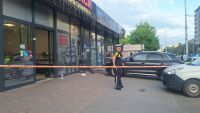 Джип премаза двама мъже, докато чакат пред банкомат в столичен квартал (ВИДЕО, СНИМКИ)