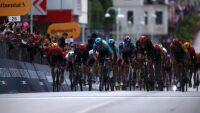 Шестима пострадали след масово падане на втория етап от Giro d'Italia
