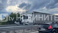 Камион се вряза в мантинела на АМ „Тракия“ в посока Бургас (ВИДЕО, СНИМКИ)