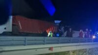 Автобус се удари в тир преди София, докато изпреварва. Има загинал, а 16 души са пострадали
