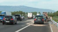 Съдът решава дали да остави за постоянно в ареста шофьора на автобуса от катастрофата на „Хемус“