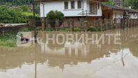 Наводнени жилища и отнесени коли: Ситуацията във Велико Търново остава критична заради обилния валеж (СНИМКИ)