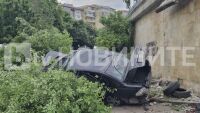 Полицейска гонка в Бургас: Кола падна от пътното платно, трима мигранти са в болница (СНИМКИ)