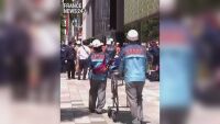 Мъж разпръска вещество със спрей в мол, над 20 души са пострадали (ВИДЕО)