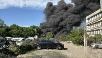 Гори складова база край Стара Загора, районът е силно задимен