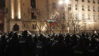 Пиратки, барикади от кофи и полицейски отпор пред парламента