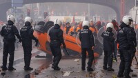 Интернет потребители платиха за изгорена по време на протести кола