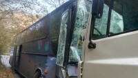 Шестима пострадаха при удар между автобус и циментовоз край Пасарел (СНИМКИ)