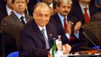 Румънският президент Йон Илиеску на съд заради революцията през 1989 г.