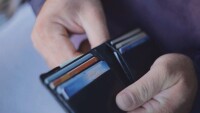 Жена губи портмоне с 12 000 евро, криминалисти ѝ го връщат