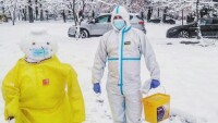 С усмивка срещу COVID-19: Медиците от ВМА направиха нетрадиционен снежен човек