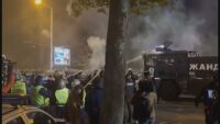 Хаос, блокади, бомбички: Водни оръдия разпръсват протеста срещу БФС (СНИМКИ и ВИДЕО)
