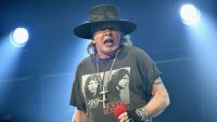 И Аксел Роуз от Guns N’Roses е обвинен в сексуално насилие