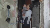 Оцелели след пожар, но без дом: Младо семейство има нужда от помощ, за да ремонтира жилището си