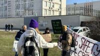 Протест пред бежанския център в Бусманци