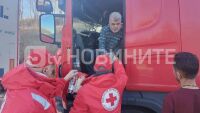Доброволци от БЧК раздават вода и закуски на шофьорите на „Капитан Андреево“ (СНИМКИ)