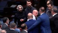 „Не ми бъркайте в семейството, виждате ли, псуват сестра ми“: Напрежение в парламента в Северна Македония (ВИДЕО)