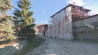 Облепват с фибран Бозовата къща: За скандалния ремонт на паметника на културата няма разрешение