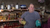 „Това върви с какво друго, ако не с ракия“: Как 72-годишен мъж бори цените с домашни консерви