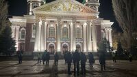 Вторият протест пред Народния театър – скромен (СНИМКИ)