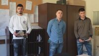 Обратно в клас, но като дарители: Трима младежи подариха книги на първокласници