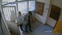 Две жени помагат на трудноподвижен мъж да се прибере, искат му вода и го ограбват в дома му