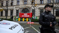 „Днес е затворено“: Активисти от „Грийнпийс“ блокираха екоминистерството в Словакия