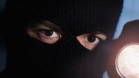 „Давай парите, ще ти строша главата“: Остава в ареста мъжът, обрал бензиностанция в Добрич