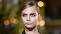 Кара Делевин не обича да сменя облеклото си