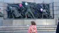 „Пуси Райът” нахлупиха маски на Паметника на съветската армия (СНИМКИ И ВИДЕО)