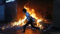 Сблъсъци в Хонконг: Общественият транспорт е парализиран (ВИДЕО И СНИМКИ)