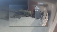 Крадци се опитаха да натоварят кафе автомат на каруца – не успяха