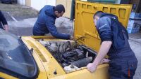 Където много механици не успяха: Ученици от Бургас вдъхнаха нов живот на ретро кола 