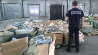 Митничарите във Варна задържаха 109 828 химикалки с лого на известна марка