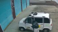 Майка оцелява, след като малкото ѝ дете я блъска с автомобила им (ВИДЕО)