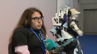 Сбъдната мечта: Наша фирма за роботи разработи екзоскелет, с който момиче да проходи