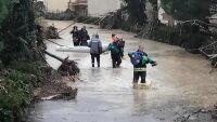 Снимка, която трогна мнозина: Кои са мъжете, носещи на ръце децата след потопа (ВИДЕО)
