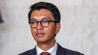 Президентът на Мадагаскар избяга от страната