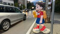 Глоба за Андрей, който постави макети на деца на опасни пешеходни пътеки в София 