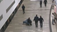 Мерки в моловете: Сървъри могат да подават сигнали за вадене на оръжие, паднал човек, лутане на хора