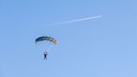 Военнослужещ от Специалните сили пострада тежко при парашутен скок