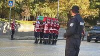 С аплодисменти посрещнаха останките на цар Самуил в центъра на София. Започна тържествената церемония