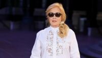Рядка поява: Силви Вартан се завърна на ревю на Chanel (ВИДЕО)