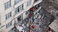 Рухнаха първите три етажа на 7-етажна сграда в Истанбул, има хора под развалините (ВИДЕО)