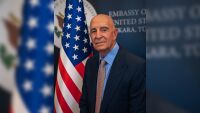 Дипломат на Тръмп се оказа с връзки зад плана за нефтопровод за 15 млрд. долара, който да заобикаля Ормузкия проток